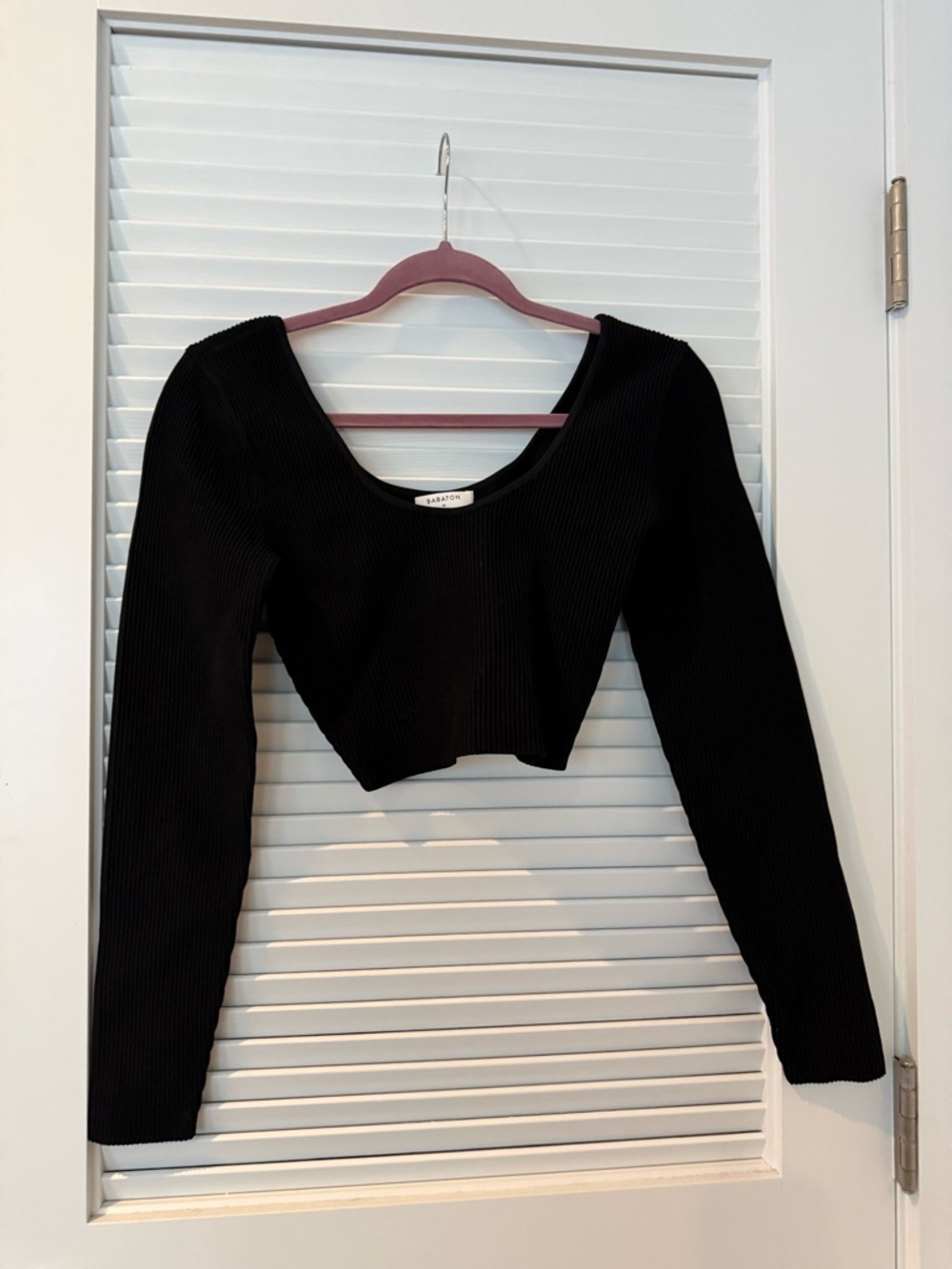 ARITZIA Babaton Black Ribbed Scoop-Neck Long-Sleeve Crop Top